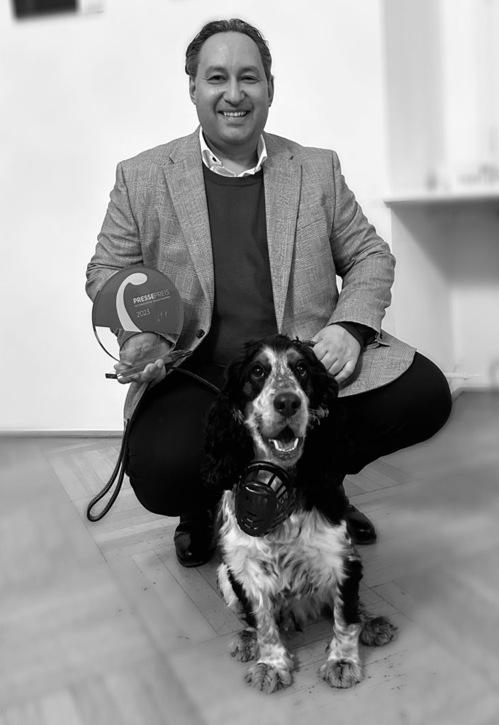 Mit Hund Tassilo bei der Verleihung des Medienpreises der Tierärztekammer im März 2023